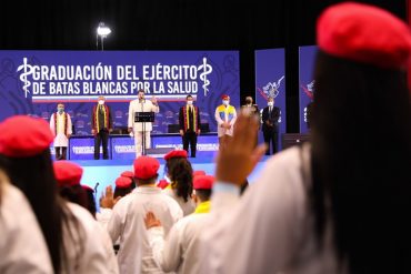 ¡QUÉ DESCARO! Maduro pide a médicos venezolanos en acto graduación no emigrar: “No se dejen calentar la oreja para que se vayan a España, a Chile”