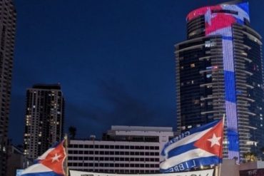 ¡VEA! Edificio en Miami se iluminó con la bandera de Cuba en apoyo a protestas contra el régimen (+Video)