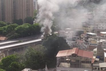 ¡ZONA DE GUERRA! Bandas de la Cota 905 quemaron una gandola en la entrada del túnel de El Cementerio este #8Jul (+Video) (+Foto)