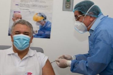 ¡ACÁ ESTÁ! Iván Duque compartió el momento en el que recibió la segunda dosis de la vacuna de Pfizer