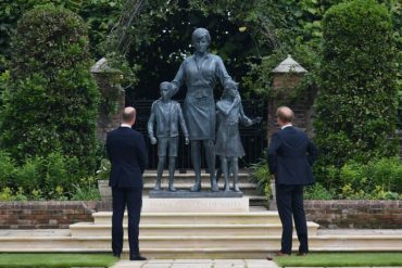 ¡VÉALOS! William y Harry dejaron sus diferencias a un lado y se unieron para inaugurar la estatua de la princesa Diana: “Deseamos que estuviera con nosotros”