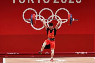 ¡SORPRENDENTE! Levantador de pesas chino ganó la medalla de oro en los JJOO de Tokyo 2020 con una técnica nunca antes vista (+Video)