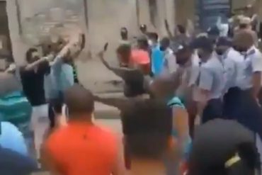 ¡SORPRESIVAMENTE! Manifestantes de Camagüey desbordaron a la policía del régimen cubano: se apartaron para permitir la protesta (+Video)