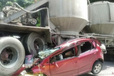 ¡SEPA! Reportan un catastrófico accidente en la Autopista Francisco de Miranda este #27Jul: una gandola aplastó a un vehículo particular