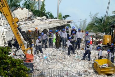 ¡LO ÚLTIMO! Rescatistas reanudaron operaciones de búsqueda de los desaparecidos del derrumbe en Miami tras demolición controlada de los restos del edificio