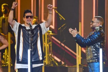 ¡MÍRELA! La emocionante presentación con la que sorprendieron Chyno y Nacho a sus fanáticos en los Premios Juventud: “Un ejemplo de amor” (+Video)