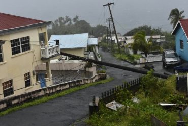 ¡LO MÁS RECIENTE! Huracán Elsa dejó tres muertes durante su paso por el Caribe: derribó árboles, muros y arrancó techos