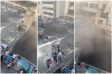 ¡ATENCIÓN! Se registró fuerte incendio en un edificio de la avenida Baralt: habitantes subieron al techo para resguardarse y otros están atrapados (+Videos)