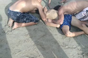 ¡HORROR! Murió ahogado un joven en playa de Naiguatá, en la Guaira: familiares le brindaron primeros auxilios pero no lograron revivirlo