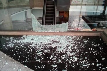 ¡MIRELO!	Las balas perdidas del tiroteo generado por el Koki y su combo causaron destrozos en el centro comercial Multiplaza de El Paraíso (+Fotos)