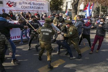 ¡SE FUE DE LAS MANOS! Simpatizantes del régimen y migrantes cubanos se enfrentaron a golpes frente a la embajada de Cuba en Chile (+Videos)