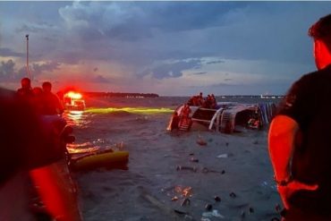 ¡TRÁGICO! Barco con 53 pasajeros a bordo naufragó durante una fuerte tormenta eléctrica en Texas: al menos una persona falleció (+Detalles)