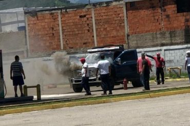 ¡QUÉ PELIGRO! Camión 350 se incendió cuando surtía gas en una estación de servicio en la autopista regional del centro a la altura del estado Aragua