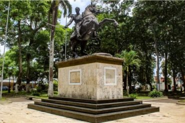 ¡QUÉ TAL! Una estatua de Simón Bolívar fue vandalizada en la plaza Bolívar de Tucupita: robaron sus cuatro placas de bronce