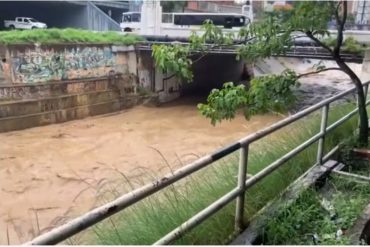 ¡PENDIENTES! Alerta en Caracas: reportan subida de niveles del río Guaire a la altura de Las Mercedes debido a las fuertes lluvias de este #30Ago (+Videos)