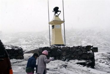 ¡VEA! La espectacular nevada que cayó sobre carretera que conduce al pico El Águila en Mérida (+Video)