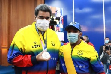 ¡LE MOSTRAMOS! Julio Mayora se quitó su medalla de plata que ganó en los Juegos Olímpicos y se la puso a Maduro durante acto de condecoración (+Video)