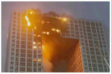 ¡TERRIBLE! El impresionante incendio que consumió un rascacielos residencial en China (+Video)