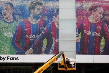 ¡VEA! Así fueron removidas las fotografías de Leo Messi de los exteriores del Camp Nou, tras su salida del FC Barcelona y fichaje por el PSG (+Video)