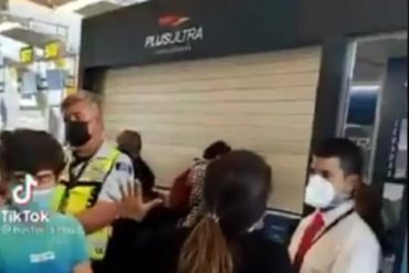 ¡SEPA! Venezolanos que llevan varios días varados en España reclaman a la aerolínea PlusUltra y piden devolución del dinero (+Video)