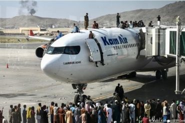 ¡ABRUMADOR! Combatientes talibanes que tomaron el control de Afganistán dispararon contra civiles en el aeropuerto de Kabul (+Video)