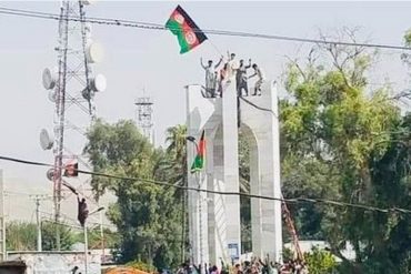 ¡MUY FUERTE! Los talibanes mataron al menos a 3 manifestantes que buscaban instalar la bandera de Afganistán en una plaza de Jalalabad