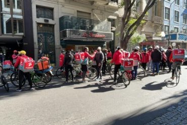 ¡GRAVE! Repartidores venezolanos protestaron en Buenos Aires para exigir respeto a sus derechos: denuncian ataques de xenofobia (+Fotos)