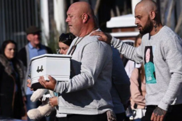 ¡QUÉ FUERTE! La fotografía del funeral que conmovió al mundo: Un padre cargó el ataúd de su bebé de 8 semanas, asesinado por la madre