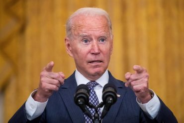 ¡CONTROVERSIAL! Las medidas que promulgó Biden y que obligarían a muchos a vacunarse contra el COVID-19 o podrían perder su empleo