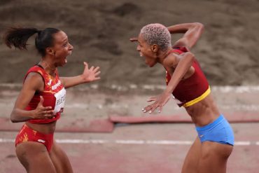 ¡EMOCIONANTE! El momento en el que Yulimar Rojas y Ana Peleteiro, de España, celebraron el récord mundial de la venezolana