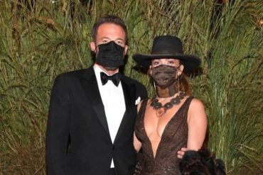 ¡IMPERDIBLE! Ben Affleck y JLo pusieron a vibrar a sus fanáticos con este apasionado beso en la gala del Met (+No se quitaron la mascarilla)