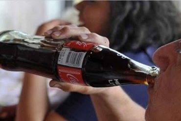 ¡QUÉ FUERTE! “Shock en el hígado”: Sujeto murió tras beber en 10 minutos toda una botella de Coca-Cola de 1,5 litros