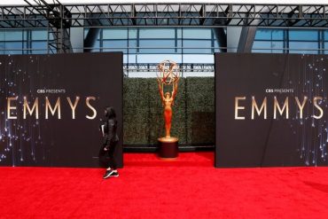 ¡TRIUNFANDO!  Netflix arrasó en los Emmy 2021 con “The Crown” y “The Queen’s Gambit”: (+Lista completa de ganadores)