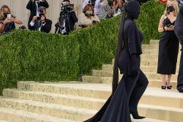 ¡TIENE QUE VERLA! El particular look de Kim Kardashian al estilo “viuda negra” en los Met Gala que generó polémica en redes