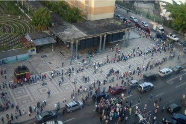 ¡QUÉ TAL! En el Alba Caracas la segunda dosis de la vacuna rusa apareció como por arte de magia después de la protesta de los ciudadanos (+Video)