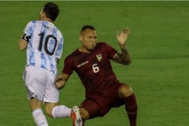 ¡AQUÍ ESTÁ! Conmebol reveló audio del VAR, tras la brutal patada de Adrián Martínez a Leo Messi en el partido de Argentina-Venezuela (+Video)