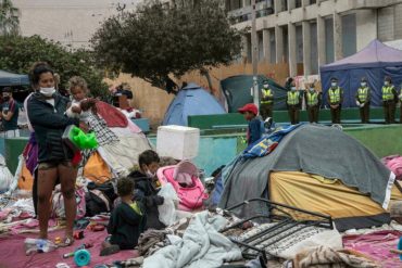 ¡DESGARRADOR! Venezolanos desalojados en Chile no tienen carpas ni camas y piden dinero para poder irse de Iquique