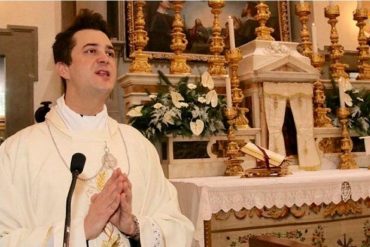 ¡SE PASÓ! Detienen a sacerdote que usaba limosnas para comprar drogas y hacer fiestas sexuales: «Vayan en paz y contribuyan, por favor»