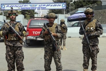 ¡VEA! Captan en video a un grupo de talibanes vistiendo uniformes de las tropas estadounidenses en el aeropuerto de Kabul (+Video)