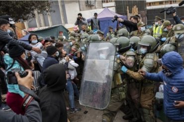 ¡LE MOSTRAMOS! Policías de Chile desalojaron a venezolanos que vivían en carpas en una plaza de Iquique: hubo fuerte confrontación (+Videos)