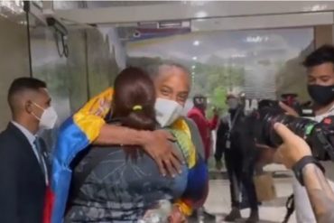 ¡CONMOVEDOR! El primer abrazo que recibió Yulimar Rojas de su mamá tras volver a Venezuela (+Video)