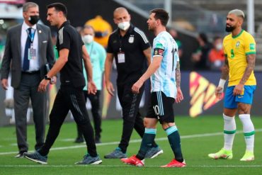 ¡VEA! Suspendido juego entre Brasil y Argentina: autoridades sanitarias ingresaron al campo para sacar a 4 jugadores argentinos (+Videos bochornosos)