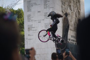 ¡ACROBÁTICO! Daniel Dhers impresionó con su truco del árbol durante un evento en Chacao (+Video)