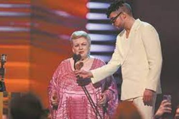 ¡DURO! “Eres un inútil”: Las palabras de Paquita la del Barrio a Bad Bunny en los Premios Billboard de la Música Latina (+Video)