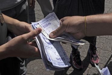 Aumentaron las transacciones en bolívares tras alza del dólar en Venezuela