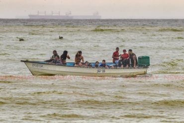 ¡TERRIBLE! Al menos 159 venezolanos fueron deportados desde Trinidad y Tobago en condiciones inhumanas (incluyendo a niños)