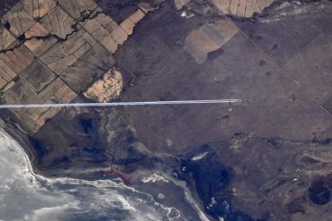 ¡VEA! “Me hizo reírme a carcajadas”: La curiosa imagen de un avión en el aire tomada por un astronauta desde el espacio (+Foto)