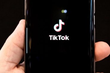 ¡ALERTA! Hemorragias, infecciones o calvicie: Médicos advierten sobre los peligros del nuevo reto viral de TikTok «estallido del cuero cabelludo»