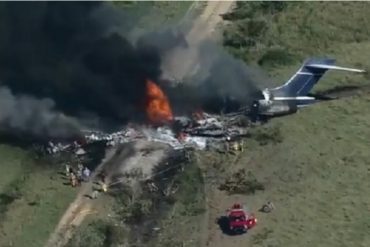 ¡VEA! Se estrella y se incendia un avión con 21 personas a bordo en Texas: lograron escapar antes de la explosión (+Videos impactantes)