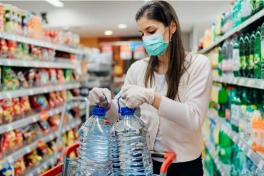 Por qué es riesgoso para la salud tomar agua de recipientes expuestos al sol